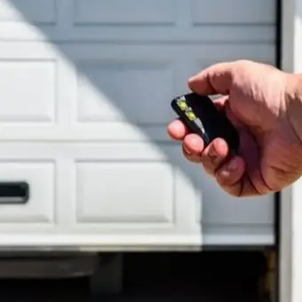 Porte de garage motorisé avec télécommande